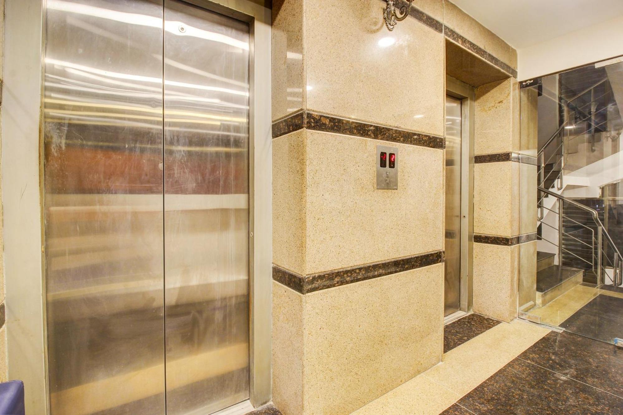 Super Townhouse Rcc Hotel Banjara Hills Hyderabad Exterior foto