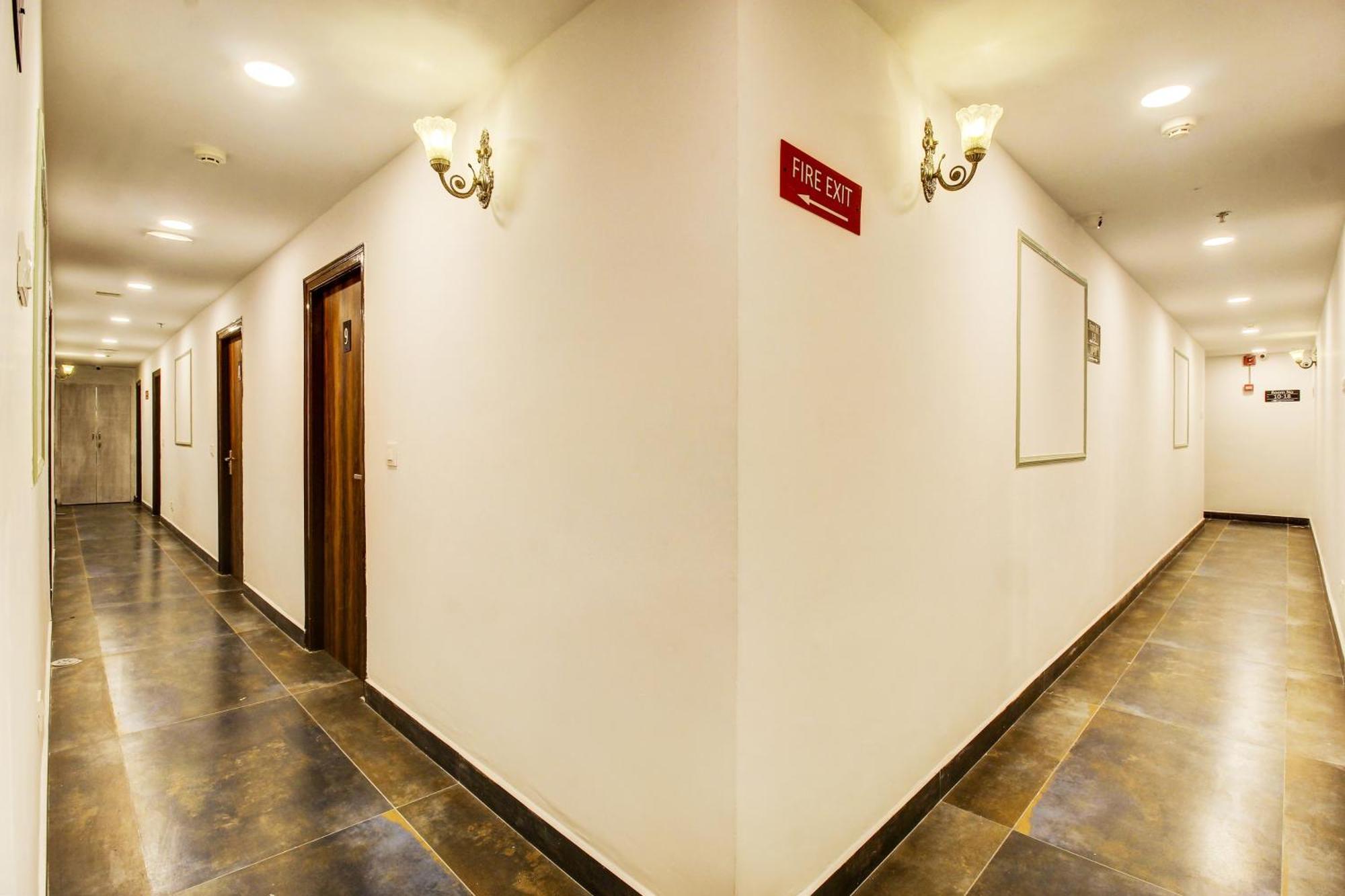 Super Townhouse Rcc Hotel Banjara Hills Hyderabad Exterior foto